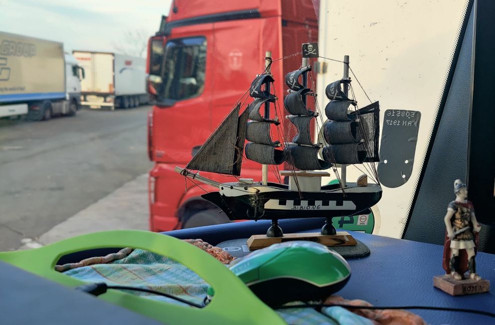 Ein Schiffsmodell und die kleine Figur eines Römers zählen zu Filippones ständigen Begleitern. Dazu kommt der Laptop, auf dem er Beiträge schreibt: für den Arbeitskreis, wo er sich für bessere Arbeitsbedingungen für Fernfahrer einsetzt.
 Foto: Daniel Gräfe