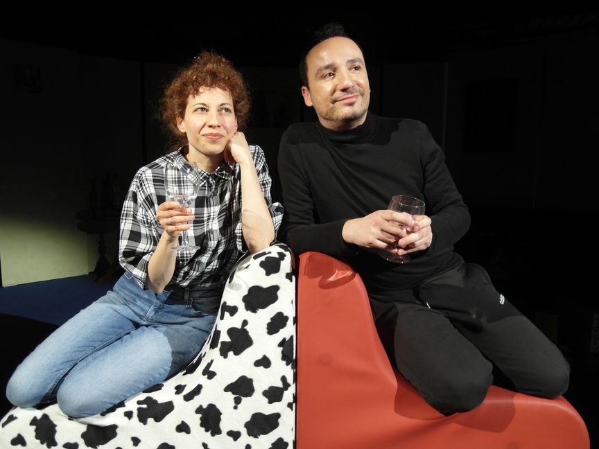 Mit Pia Maria Fedelucci (links) und Femi Morina (rechts) stehen bei der von Daniel Bayer inszenierten Bühnenversion der Liebesgeschichte "Gut gegen Nordwind" zwei Profi-Schauspieler für die "Theater Szene 03" auf der Bühne des Theaterkellers Sindelfingen - Femi Morina ist seit 2021 außerdem zusammen mit Jenny Schwartz und Daniel Bayer Teil des Teams, das 2021 die Leitung des Ensembles von Karsten Spitzer übernommen hat.    Bild: Staber