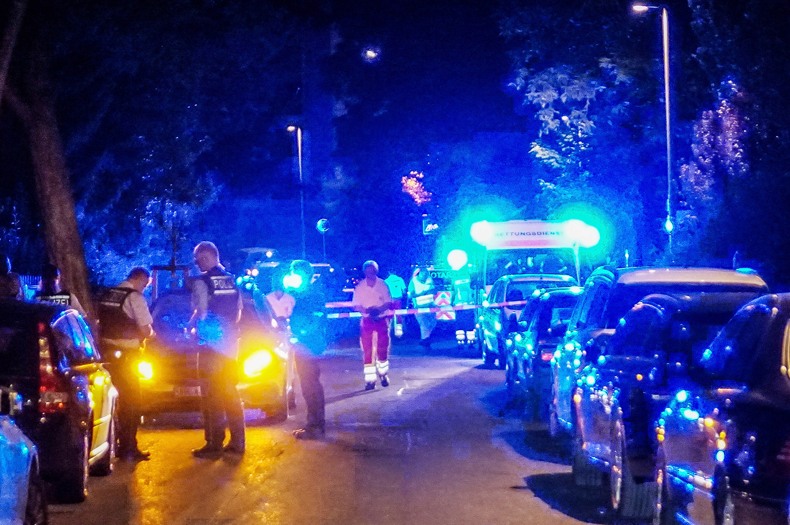 In Boeblingen kam es am Freitag kurz nach 00:00 Uhr zu einer Schiesserei mit mehreren schwer verletzen Personen. Die Polizei konnte zur genauen Tat noch keine Angaben machen, ausser das es keine Toten gab. Die Polizei und der Rettungsdienst war mit einem Grossaufgebot  vor Ort. Der Bereich um das betroffen Wohnhaus war fuer mehrere Stunden abgesperrt.Weiter Informationen liegen aktuell nicht vor.