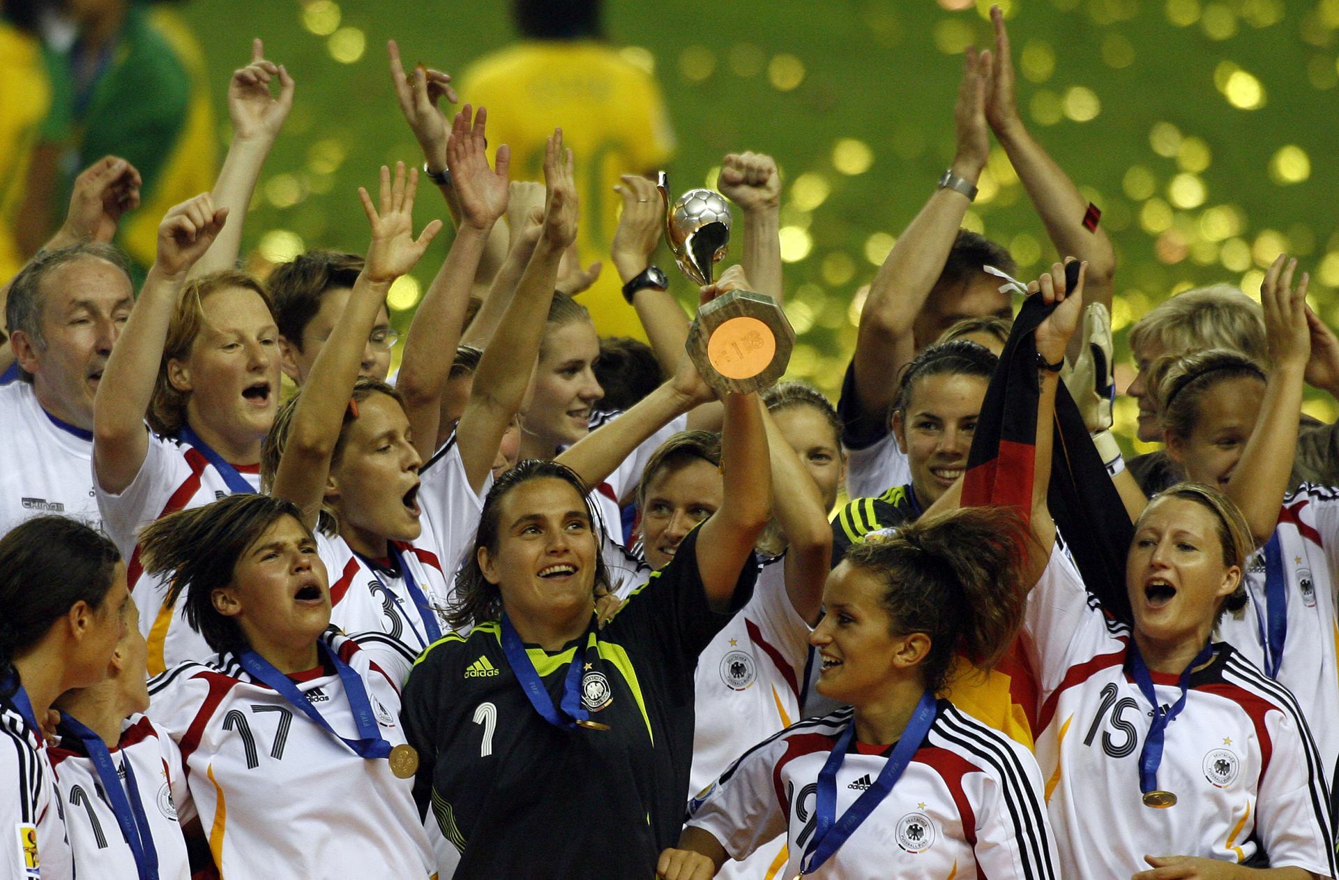 Am Ende gewinnt die deutsche Nationalelf mit 2:0.