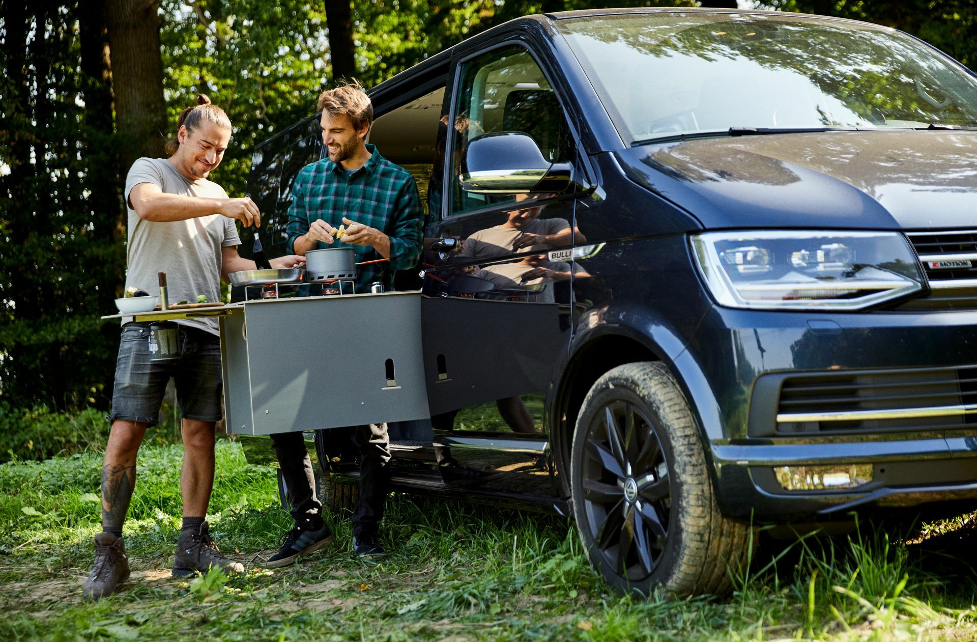 Die kleine Kompaktküche der Firma Camptools aus Münster kann man in einen Bus oder Van fest einbauen. Foto: Camptools
