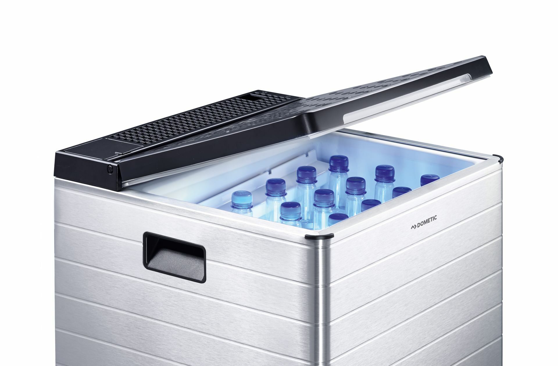 Mobile Kühlboxen wie diese Modell von  Dometic sorgen für kalte Getränke. Foto: Dometic