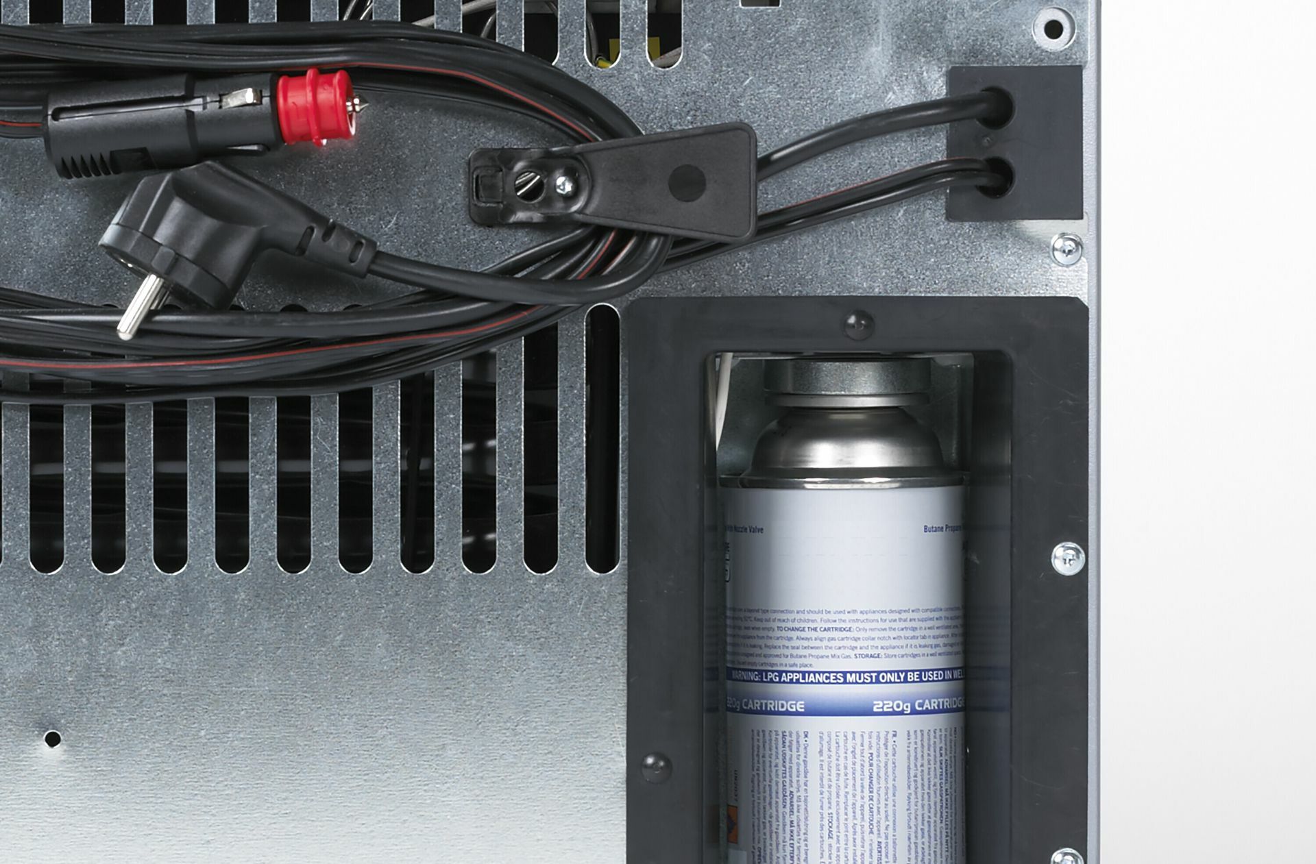 Das Absorbergerät kann im Notfall auch mit einer Gaskartusche betrieben werden, wenn es keine Steckdose gibt. Foto: Dometic