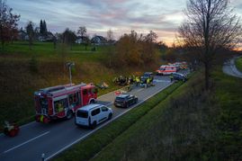 Feuerwehr und Rettungsdienste waren mit großer Zahl an der Unfallstelle. Bild: SDMG/Dettenmeyer