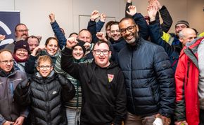 Der ehemalige deutsche Nationalspieler hatte sichtlich Spaß bei seinem Besuch im Tennental. 	Bild: Schmidt