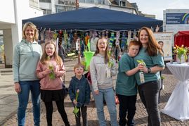 Mit einem Tulpengruß ins Gespräch kommen, dass will die Elterngruppe "ParenDS" auf dem Sindelfinger Wochenmarkt.