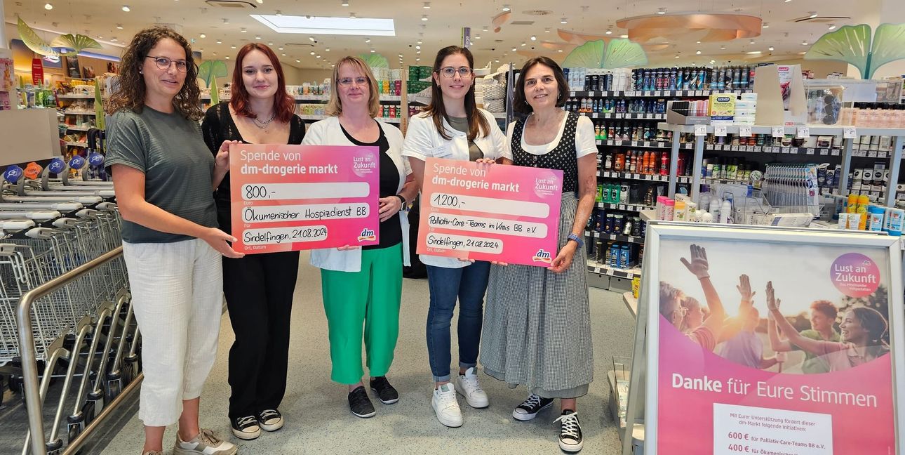 Auf unserem Foto (von links): Carolin Schlanderer (Hospizdienst), Klara Knaus (Hospizdienst), Claudia Diehl (dm Breuningerland), Leonie Weiss (dm Stern Center) sowie Ursula Claß-Weiss (Spendenladen Stern-Center) bei der Spendenübergabe.