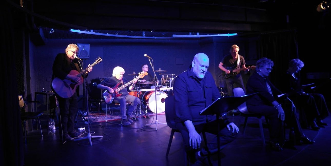 Im Hintergrund die Band „If You Wanted To“, vorne (von links) Ingo Sika, Sabine Duffner und Sarah Kupke.