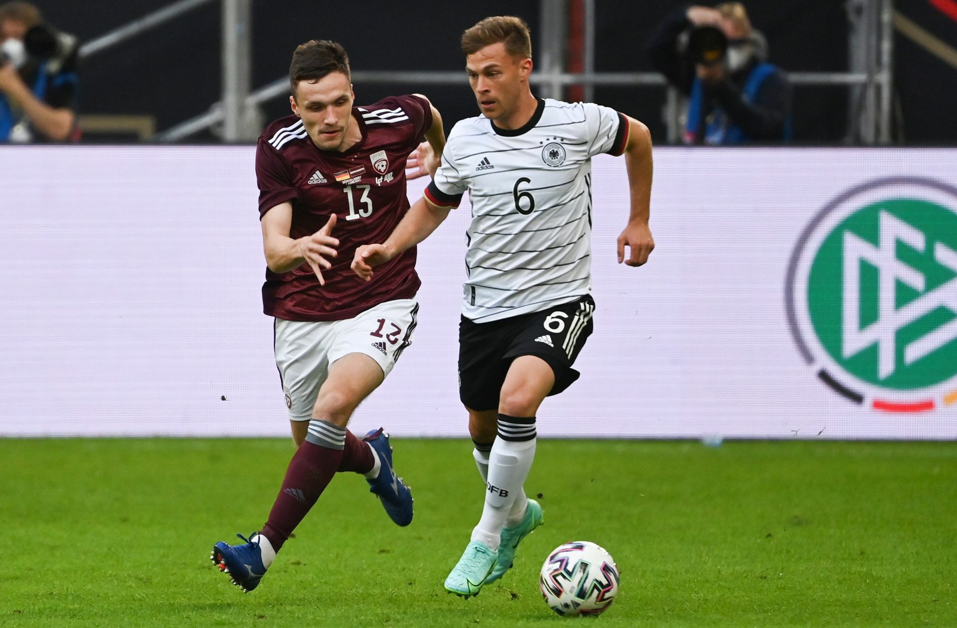 Joshua Kimmich (rechts) im Duell mit dem  Letten Raivis Jurkovskis.
 Foto: dpa/Federico Gambarini