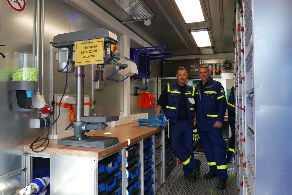 Eine komplett eingerichtete mobile Werkstatt ist beim THW-Ortsverein Böblingen das Schmuckstück im Fachzug Logistik von Steffen Berenfeld (links) und Nicolay Smöch. Bild: Jung