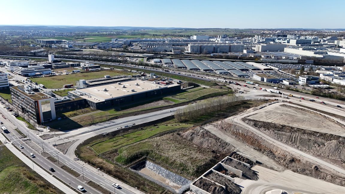 Die neue Rampe befindet sich zwischen dem letzten Bürogebäude auf dem Flugfeld und dem Erdhügel.