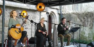 Bei der Maurener Scheunenkirche: Barbara Gräsle, Biggi Binder und Jens Heckermann (von links).