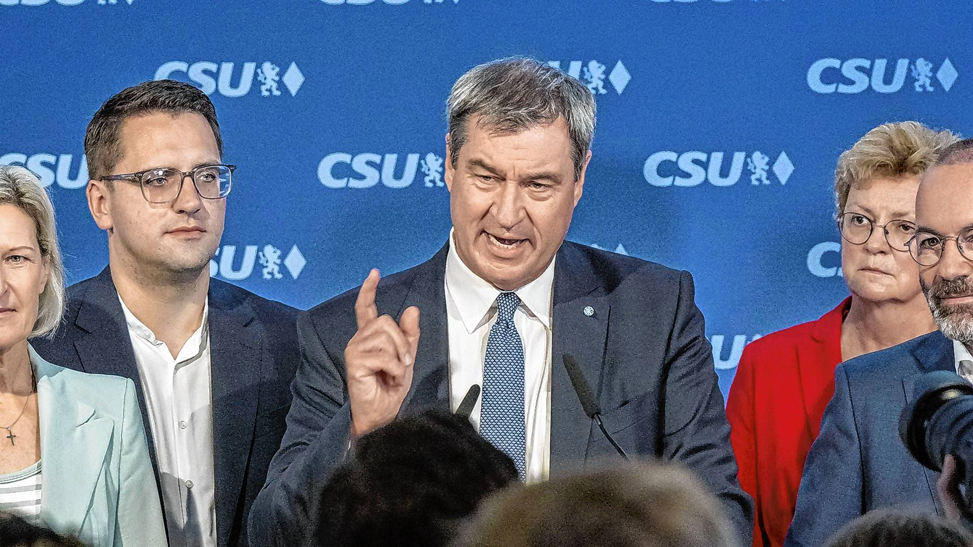 „Diese Regierung ist im Grunde genommen fertig. Und es muss jetzt ähnlich wie in Frankreich sein“, sagt Söder.