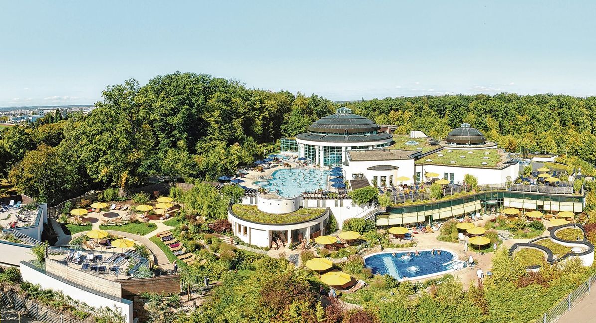 Die Minerealtherme mit Saunagarten: Idyll am Böblinger Hexenbuckel. Bild: Jung / A