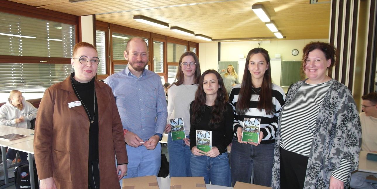 Annegret Hauser-Teubner (Redaktionsleiterin „Englisch Gymnasium Sekundarstufe II Plus“ beim Berliner Cornelsen-Verlag), Manfred Pretz (Lehrer für Englisch und Geschichte am Maichinger Unterrieden-Gymnasium), Anna Gunßer, Emma Gruber, Amelie Dutt (Mitglieder des „Schüler/innen-Beirats“ für den Jugendroman „Fractured“ von Cecile Rossant), Renata Jakovac (für die Reihe „Cornelsen English Library“ verantwortliche Redakteurin beim Cornelsen-Verlag) (von links).