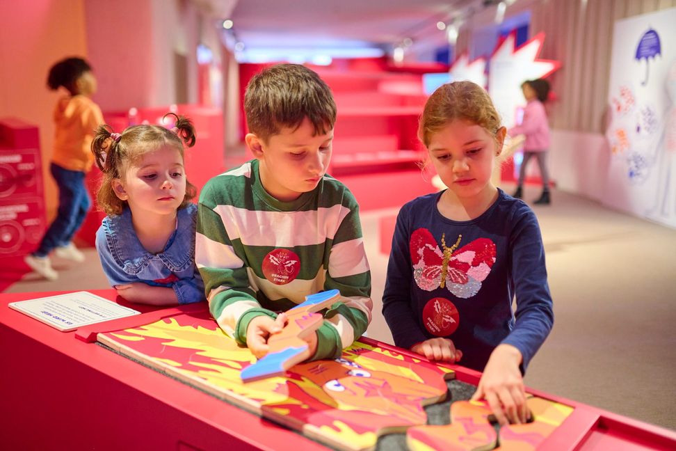 Kinder bei der Stuttgarter Mitmachausstellung „ZOFF!“.