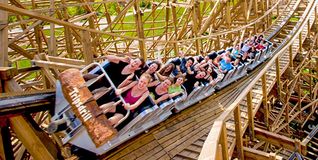 Runter vom Sofa – und rein ins Abenteuer: Die Holzachterbahn „Mammut“ im Erlebnispark Tripsdrill ist nichts für schwache Nerven.