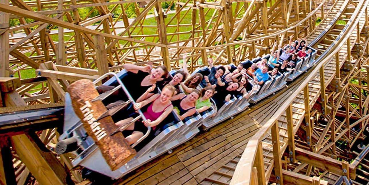 Runter vom Sofa – und rein ins Abenteuer: Die Holzachterbahn „Mammut“ im Erlebnispark Tripsdrill ist nichts für schwache Nerven.