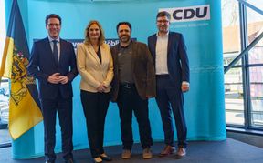 Bei der Diskussion im Autohaus Maurer in Holzgerlingen (von links): Manuel Hagel, Regina Dvořák-Vučetić, Thomas Maurer und Albrecht Stickel.