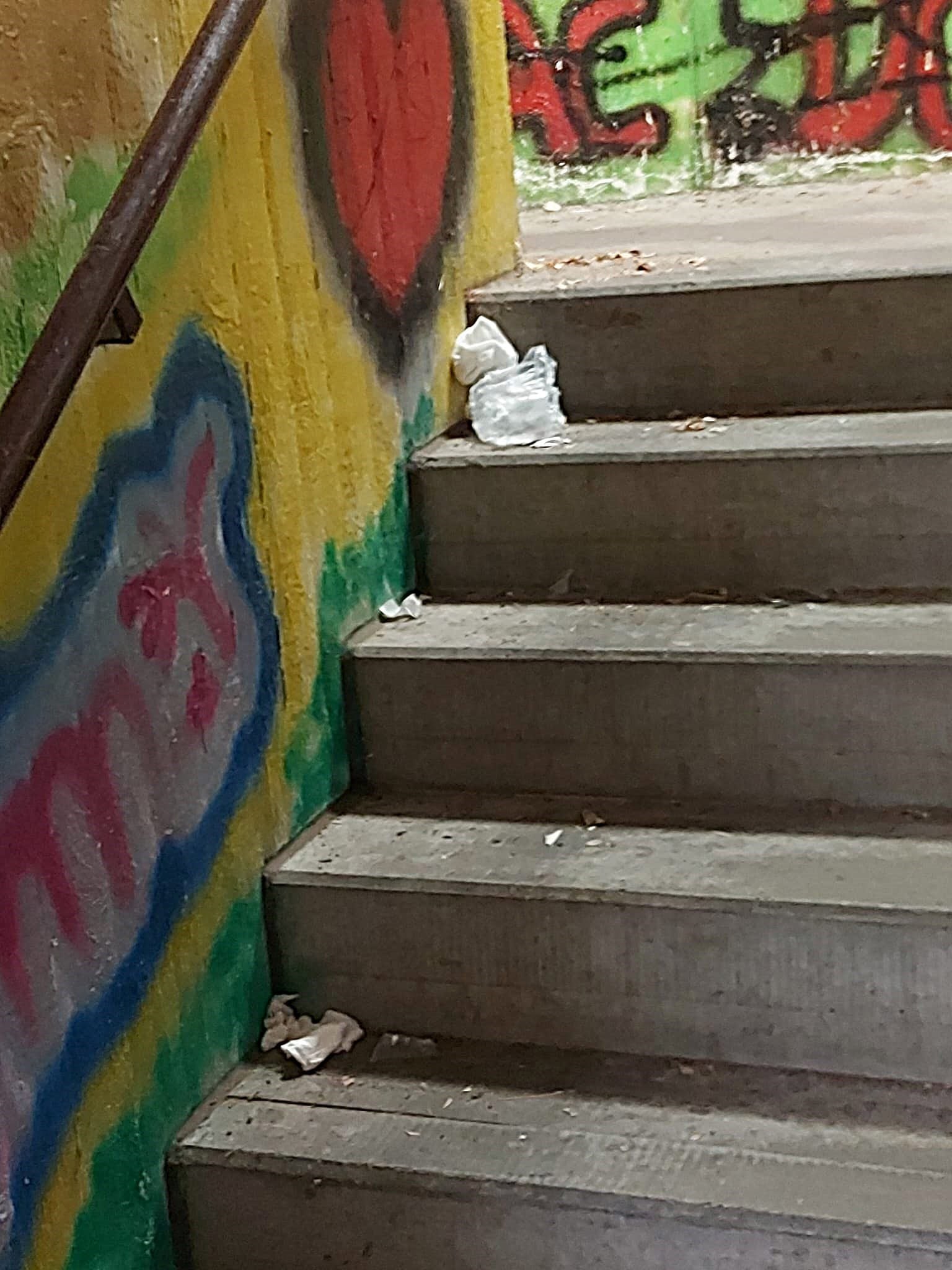 ... und auch im Treppenaufgang liege immer wieder Müll, der nicht weggeräumt werde.