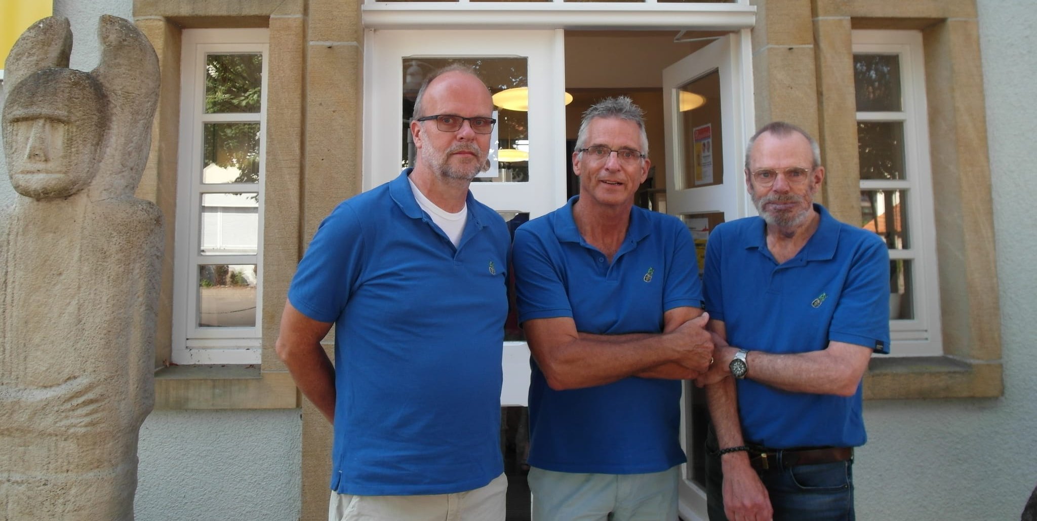 Tom, Jan und Chris Wilmer vor dem Holzgerlinger Heimatmuseum.