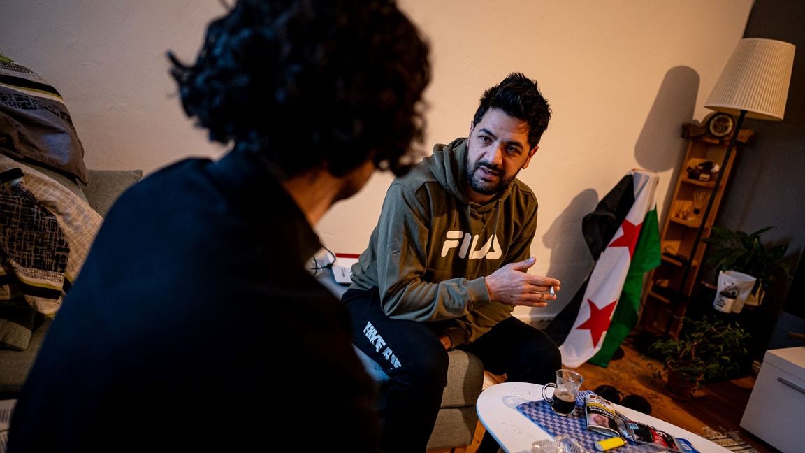 Mohammed al-Zoubi ist vor sieben Monaten Deutscher geworden. Der Altenpfleger aus Syrien freut sich, erstmals an einer Bundestagswahl teilzunehmen. Er bittet den SPD-Direktkandidaten für Berlin-Neukölln, Hakan Demir, in seine Wohnung, um mit ihm über Politik zu diskutieren.