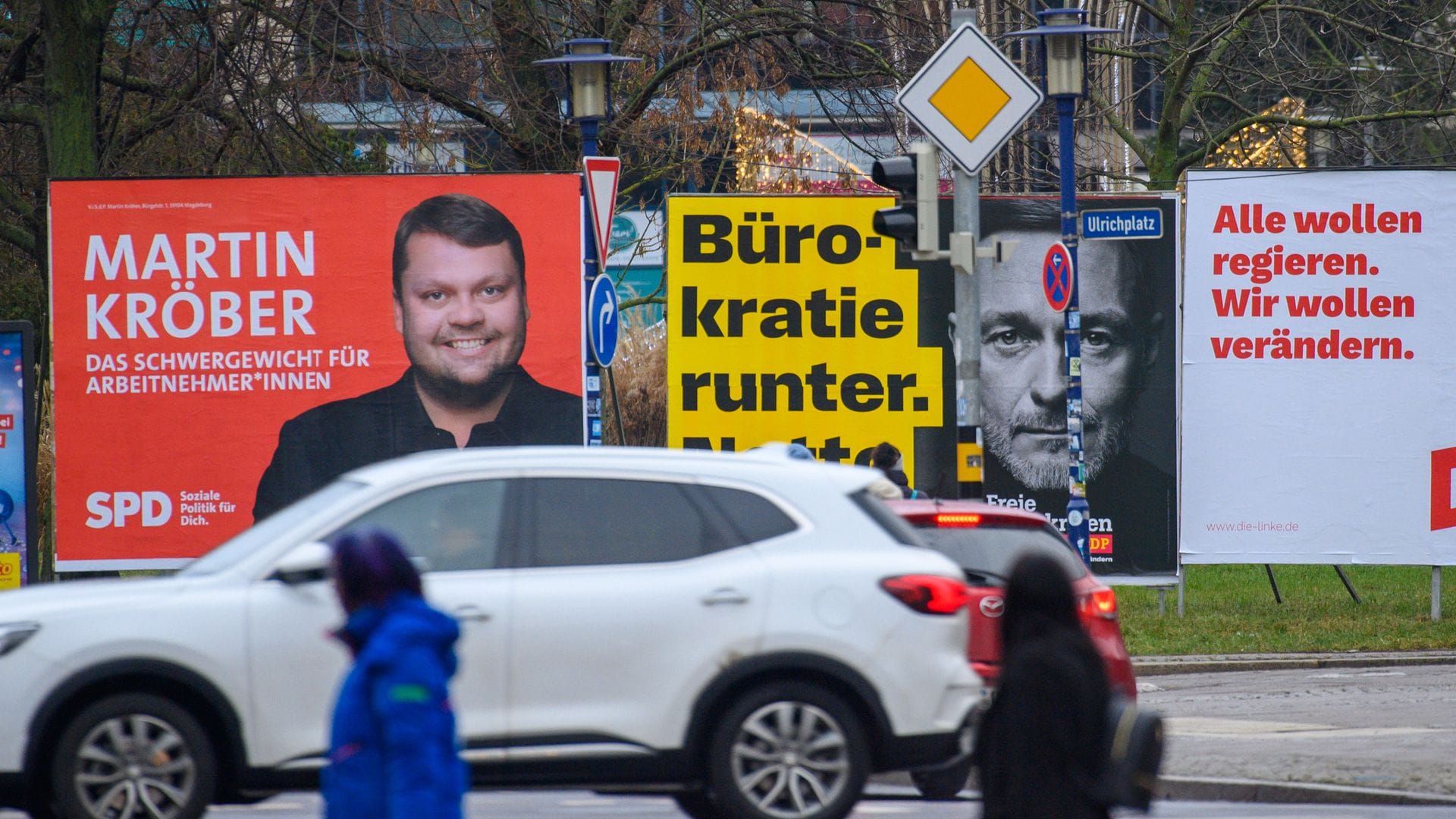 Wahlplakate, wie hier in Magdeburg, sollen nicht nur die Kandidaten und Kandidatinnen bekannter machen, sondern idealerweise auch Themen ansprechen, die die Wähler besonders bewegen. Aktuell ist das vor allem das Problemfeld Wirtschaft und Inflation.