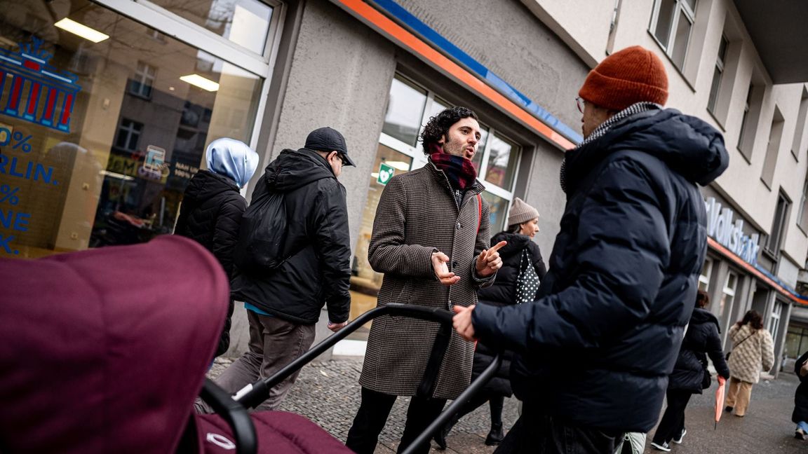 Wenn Hakan Demir, Bundestagsabgeordneter der SPD, in seinem Wahlkreis Berlin-Neukölln unterwegs ist, wird er häufig auf der Straße angesprochen. Manchmal geht es in den Gesprächen um Fragen des Asylrechts oder um faire Löhne.