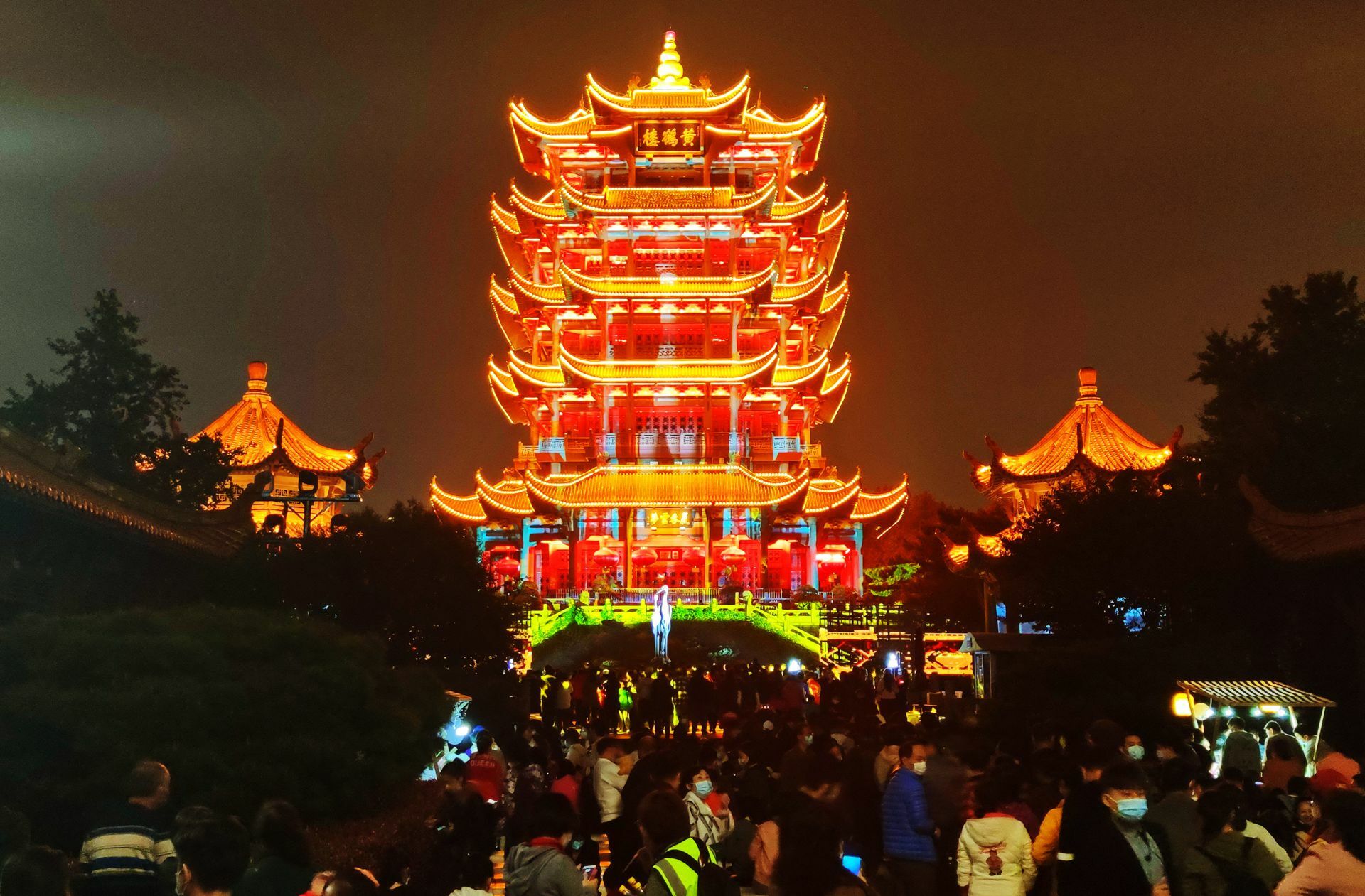 Wieder  so belebt, als wäre nichts passiert:   der  Platz vor Kranich-Pagode und  Gelbem Turm, dem touristischen Zentrum Wuhans. Foto: imago/VCG