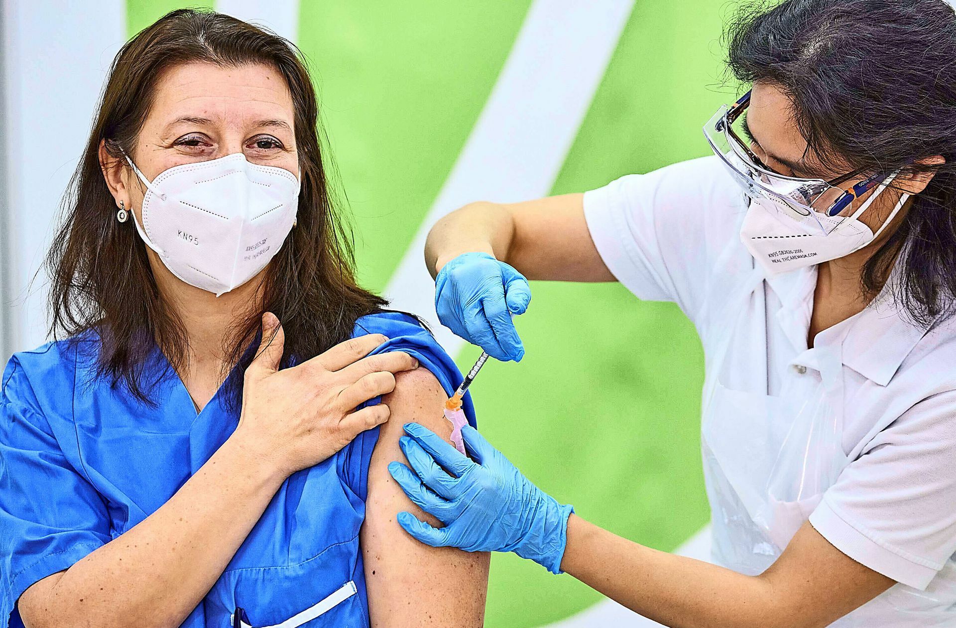 Das medizinische Personal wartet sehnsüchtig auf den Schutz gegen das Coronavirus durch eine Impfung. Foto: imago//Georges Schneide