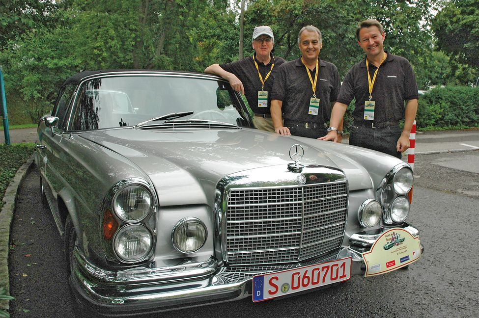 Uwe Braun (rechts) 2005 bei der ADAC-Rallye mit Dr. Eberhard Haller (Mitte) und Helmut Rapp.   Bild: Stampe/A