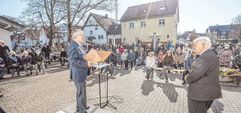 Abschied in den Ruhestand: 48 Jahre war Franz Pitzal (rechts) katholischer Pfarrer in Renningen. Bild: Richter