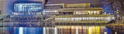 Soidarität mit der Ukraine: Die Böblinger Kongresshalle ist in den ukrainischen Nationalfarben angestrahlt. Bild: Dettenmeyer
