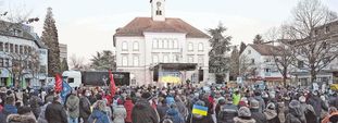 Mehrere hundert Menschen kommen am 8. März zur Friedensdemo auf den Sindelfinger Marktplatz. Bild: Dettenmeyer