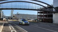 Anfang August: Im Sindelfinger Mercedes-Werk herrscht nach der Amokfahrt eines VW-Bus-Fahrers Aufregung. Bild: SDMG/Dettenmeyer