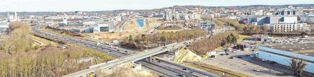 Februar: Es klafft eine Lücke an der Calwer Brücke dort, wo einst der südliche Teil der Doppelüberführung über die Autobahn 81 war.   Bild: Dettenmeyer