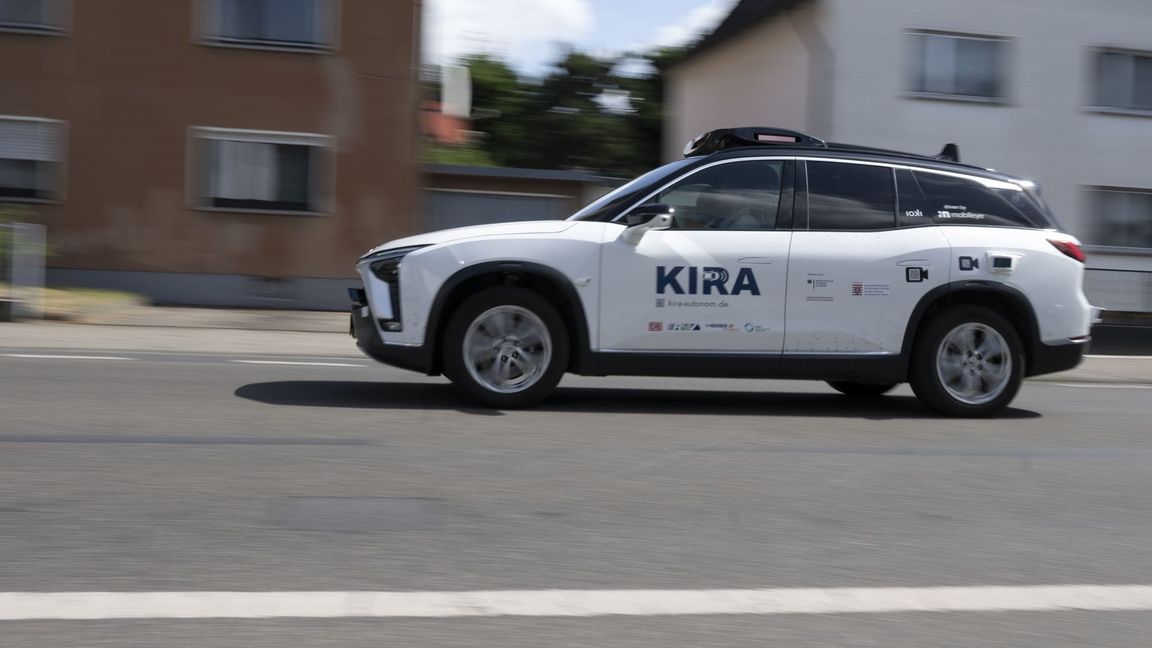 Das autonome Fahrzeug „KIRA“ wird vorgestellt.