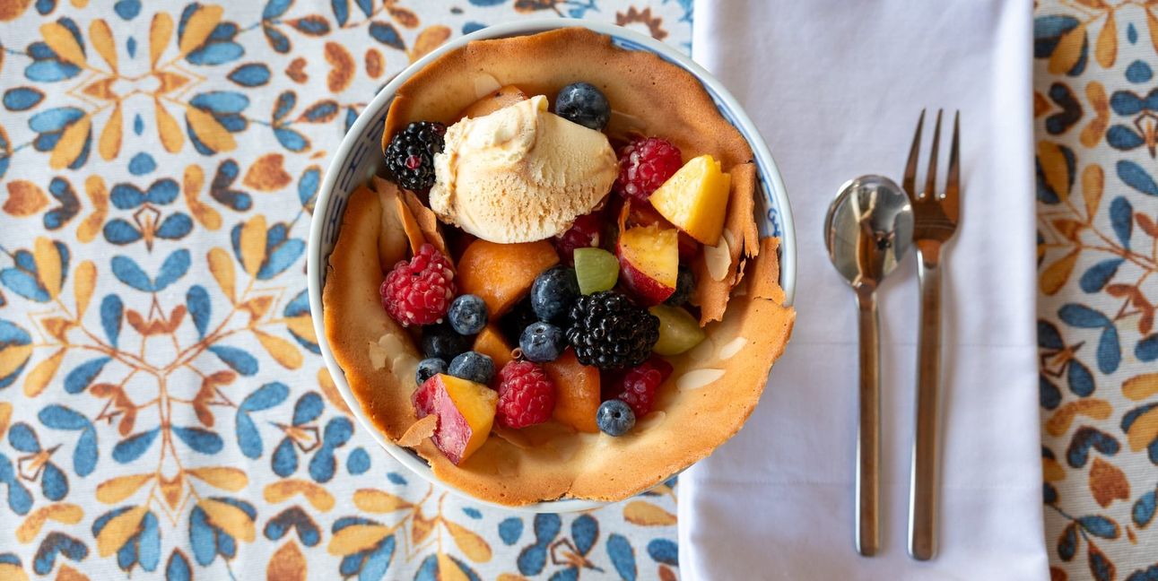 Obstsalat im Teigschälchen.