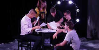 Das Ensemble bei der Probe: Moritz Keller, Anisa Huwwa, Patrick Wehrbach, Bennet Weber, Noah Schreiner (von links).  Bild: z