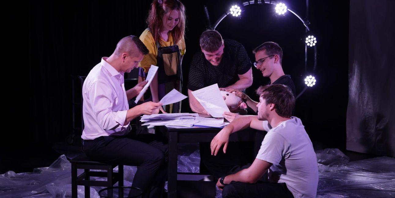 Das Ensemble bei der Probe: Moritz Keller, Anisa Huwwa, Patrick Wehrbach, Bennet Weber, Noah Schreiner (von links).  Bild: z