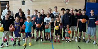 Gemeinsames Gruppenbild in der Sporthalle der Sindelfinger Eichholz-Gemeinschaftsschule.