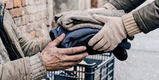 Auf die Güte von Fremden angewiesen zu sein, das möchte nicht jeder. Eigenes Geld zu haben, sei es auch wenig, ist menschenwürdiger.