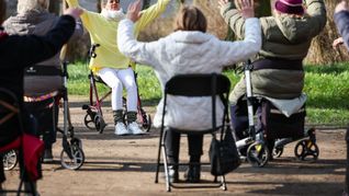 Seniorinnen - hier eine Yoga-Szene im Schlosspark Köthen - vor allem in Ostdeutschland profitieren vielfach von der Grundrente. (Archivfoto)