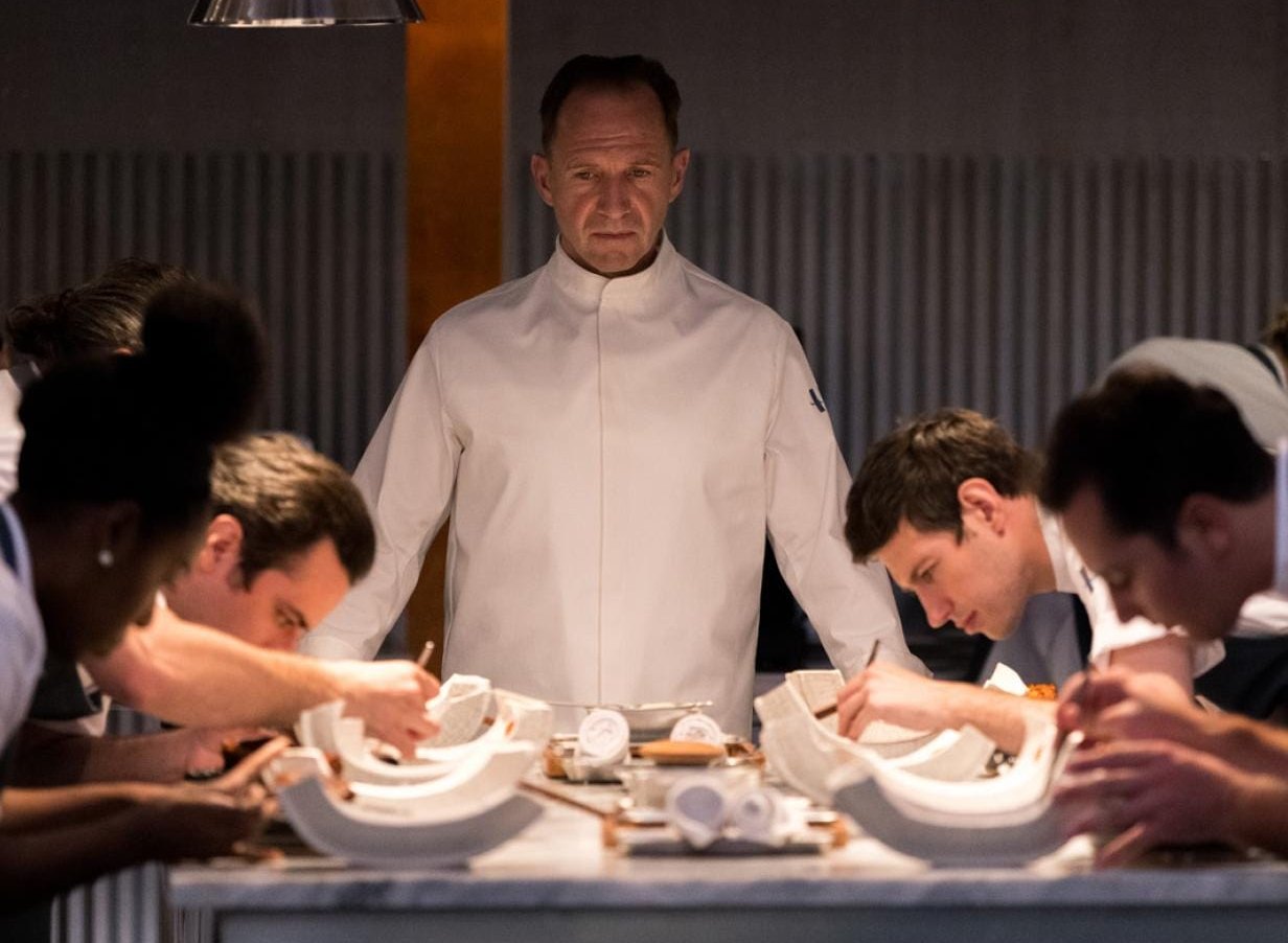 Ralph Fiennes als ganz besonderer Kochin „The Menu“.