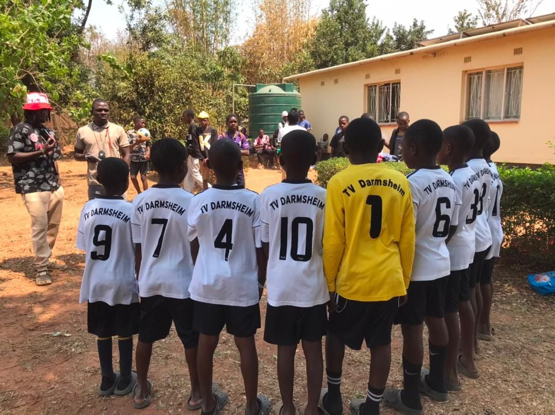 Die Kinder in Sambia freuen sich über die Trikots aus Darmsheim.