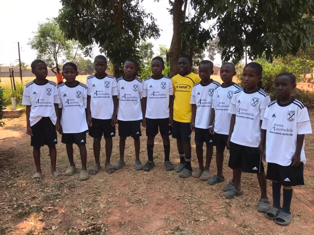 Die Kinder in Sambia freuen sich über die Trikots aus Darmsheim.