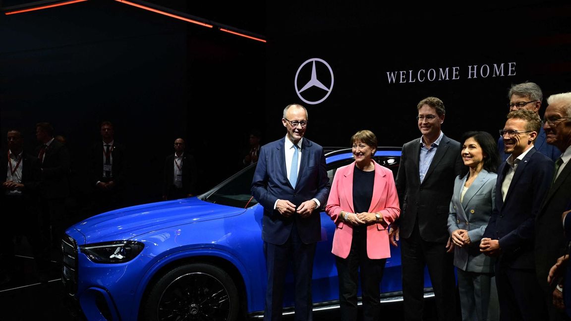 Bundeskanzler Friedrich Merz hat auf der IAA in München auch Mercedes einen Besuch abgestattet.