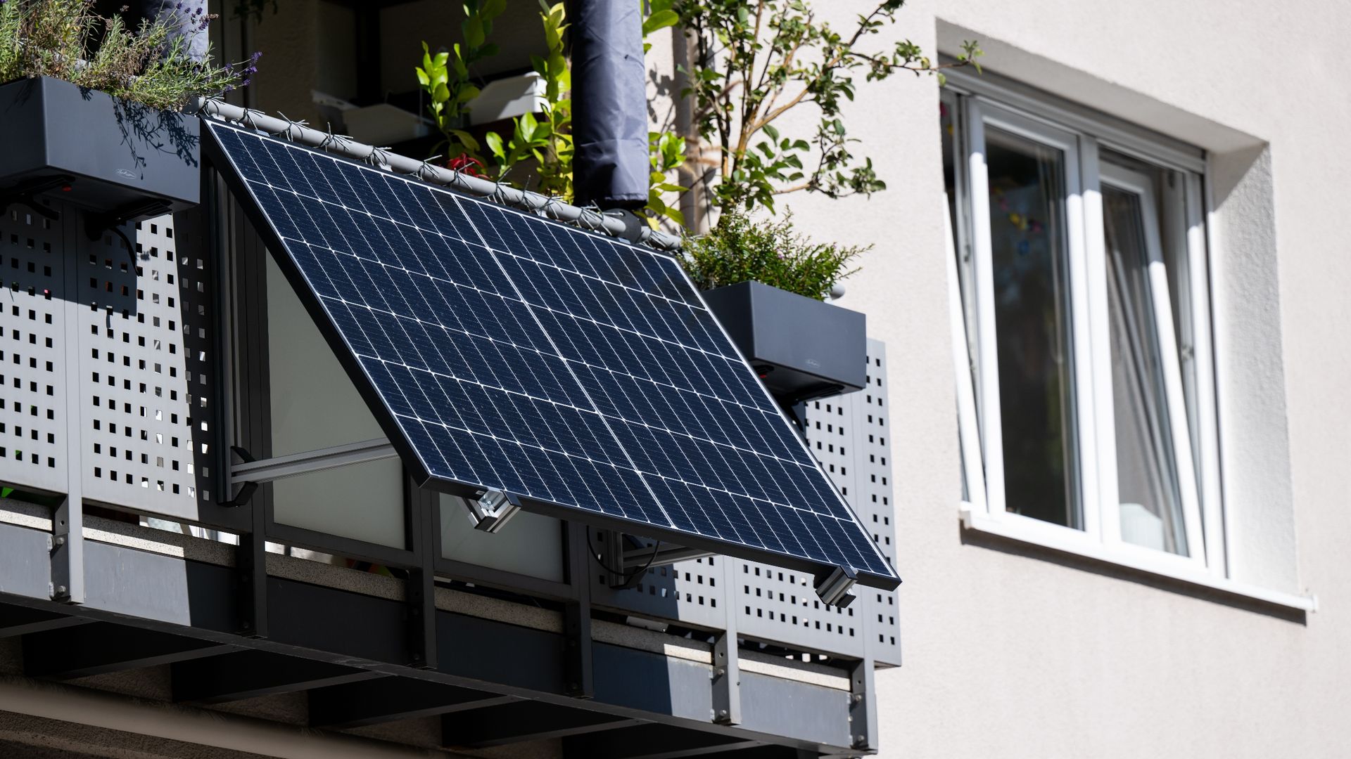 Stecker-Solaranlagen für den Balkon können die eigene Stromrechnung senken. Ihre Zahl ist zuletzt stark gestiegen.