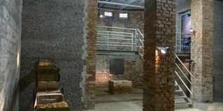 „Erinnerungsräume“ nennt Marinus van Aalst das Kunstprojekt in den Kellerräumen der Friedhofskapelle auf dem Alten Böblinger Friedhof. Der Künstler zeigt Arbeiten zur Geschichte des Zweiten Weltkriegs in Böblingen. Die Dauerausstellung der Städtischen Galerie ist zu sehen in den Monaten März bis November an jedem ersten Sonntag im Monat jeweils von 15 bis 17 Uhr. Der nächste Termin ist am Sonntag, 7. Juni. Siehe auch im Netz unter www.art-van-aalst.com