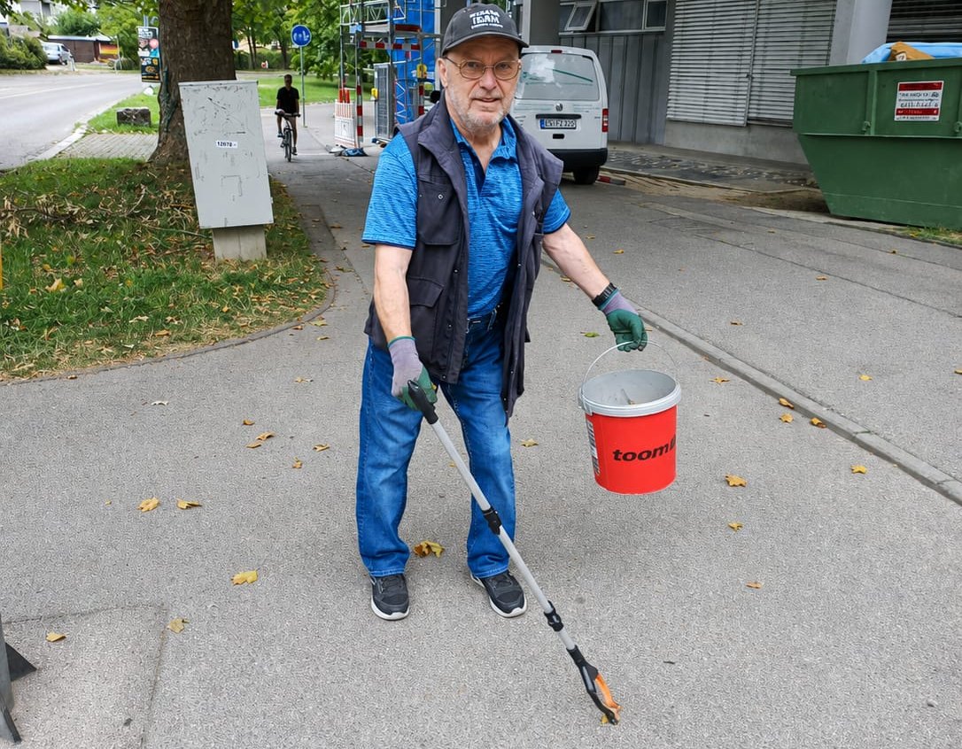 Bernd Knecht greift fast täglich zu Greifzange und Plastikeimer.